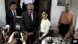 ျမန္မာ့ဒီမုိကေရစီေခါင္းေဆာင္ ေဒၚေအာင္ဆန္းစုၾကည္ေနအိမ္တြင္ ကုလသမဂၢအတြင္းေရးမႉးခ်ဳပ္ ကိုယ္စားလွယ္ ဗီေဂ်းနမ္ဘီးယားကို ႀကိဳဆို ေတြ႔ဆံုခဲ့ၾကစဥ္ (ႏို၀င္ဘာလ ၂၇၊ ၂၀၁၀)