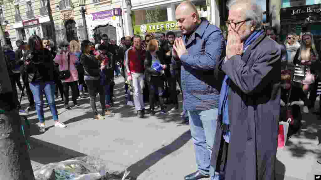 Plusieurs personnes sont venues sur les Champs-Elysées pour rendre hommage au policier tué en France, le 21 avril 2017.
