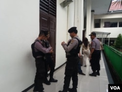 Polisi menjaga ketat sidang tokoh ISIS Indonesia, Aman Abdurrahman, dalam sidang vonis di Pengadilan Negeri Jakarta Selatan. (Foto: VOA/Fathiyah)