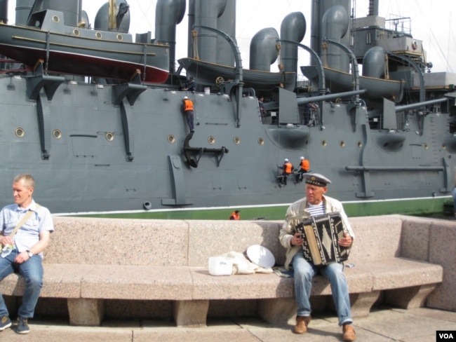 阿芙乐尔巡洋舰。那里是许多中国人访问圣彼得堡时喜爱的游览景点。（美国之音白桦）