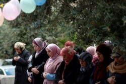 Beberapa Muslimah Palestina melakukan salat Idul Fitri di Masjid al-Aqsa, Yerusalem (24/5).