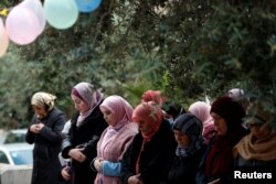 Beberapa Muslimah Palestina melakukan salat Idul Fitri di Masjid al-Aqsa, Yerusalem (24/5).