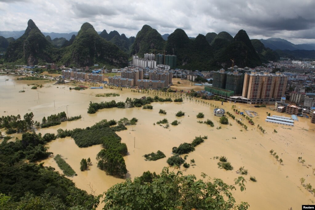 广西柳州大水漫地（2017年7月2日）。 据中国民政部网站消息，7月1日以来，广东广西部分地区遭受洪涝灾害。截至7月5日9时统计，两广21市80个县(市、区)173.8万人受灾，20人死亡，14人失踪，17.6万人紧急转移安置。