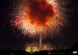 지난해 독립기념일인 7월 4일, 워싱턴 D.C. 링컨기념관 위로 화려한 불꽃이 터지고 있다.