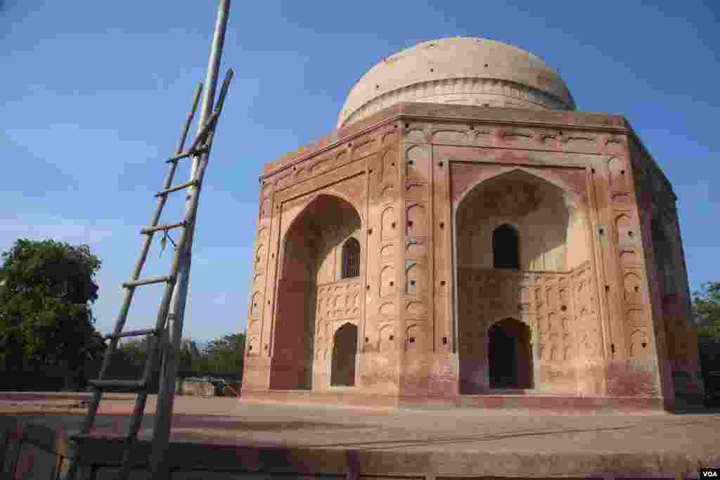 مقبرے کی بحالی اور تزئین و آرائش کا کام ان دنوں جاری ہے۔ اس سے پہلے 2018 میں شروع ہونے والا بحالی کا کام فنڈز کی عدم دستیابی کے باعث رُک گیا تھا۔ خان جہاں کا اصل نام میر ملک حسین تھا جب کہ بہادر خان، خان جہاں اور کوکلتاش اُن کے القابات تھے۔ اُنہیں 22 بڑی جنگوں میں کامیابی حاصل کرنے کی بنیاد پر 1675 میں ظفر جنگ کا خطاب ملا۔