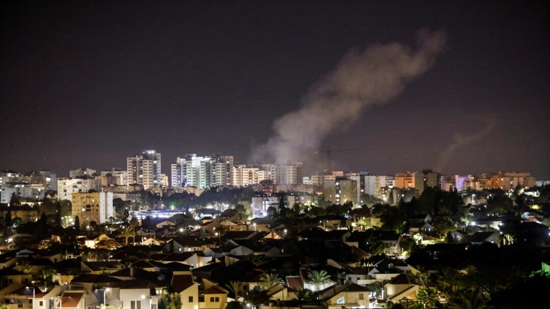 Asap mengepul pasca serangan roket dari Gaza di kota Ashkelon, Israel selatan.
