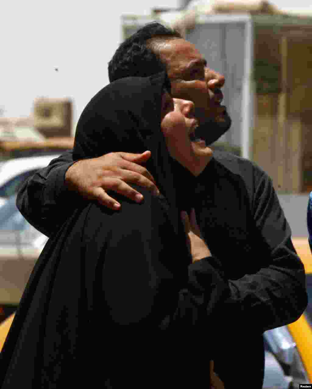 A woman mourns during a funeral of victim from Tuesday&#39;s bomb attacks in Najaf, 160 km (100 miles) south of Baghdad, July 3, 2013.