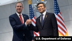 Pejabat Menhan Amerika Pat Shanahan (kiri) dan Korea Selatan Jeong Kyeong-doo dalam pertemuan di Seoul hari Senin (3/6). 