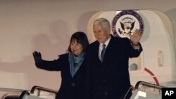 Wakil Presiden AS Mike Pence dan istrinya, Karen, melambaikan tangan saat tiba di Pangkalan Udara Yokota, di pinggiran Tokyo, 6 Februari 2018.