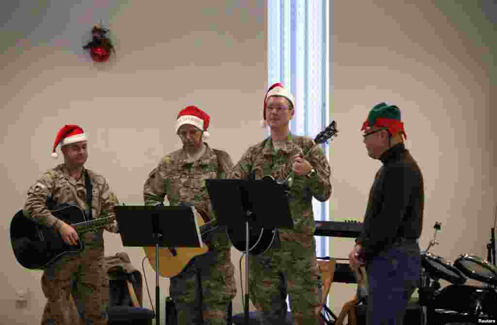 Солдати НАТО співають різдвяні гімни (Кабул).