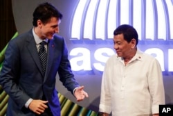 Canadian Prime Minister Justin Trudeau, left, talks to Philippine President Rodrigo Duterte before the opening ceremony of the 31st Association of Southeast Asian Nations (ASEAN) Summit in Manila, Philippines, Nov. 13, 2017.