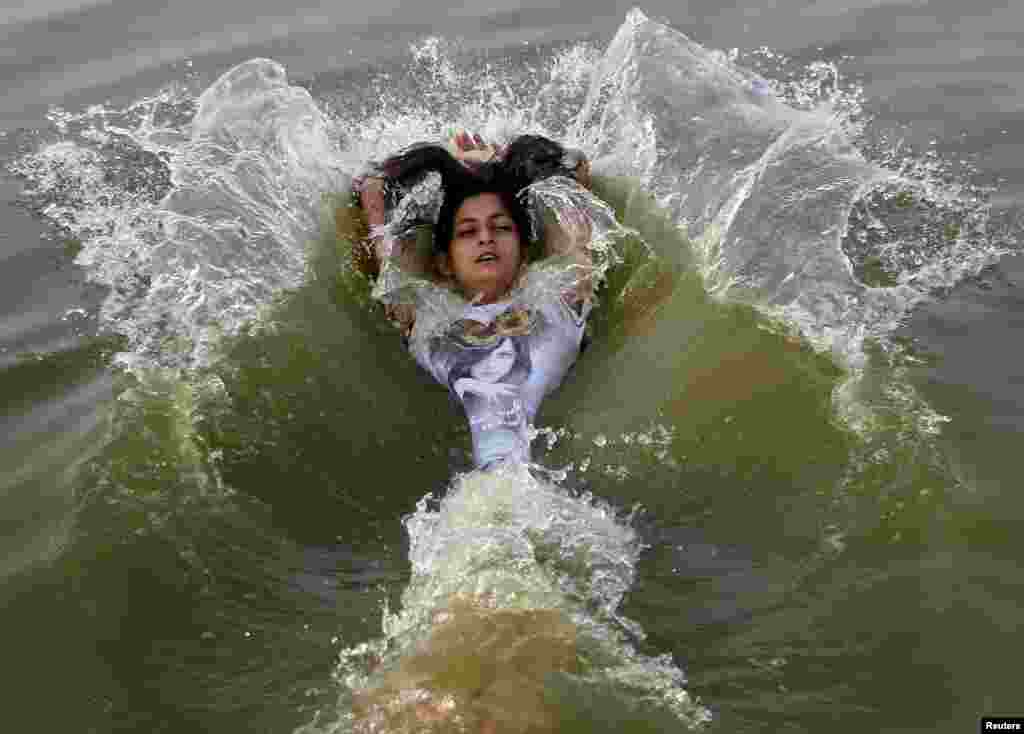 A girl cools off in the waters of the Ganges River during a hot summer morning in Allahabad where the temperature was expected to reach 46 degree Celsius, India, May 31, 2015.&nbsp;