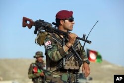 Tentara Angkatan Darat Nasional Afghanistan berjaga di pos pemeriksaan di pinggiran kota Kabul, Afghanistan, 21 Agustus 2017.