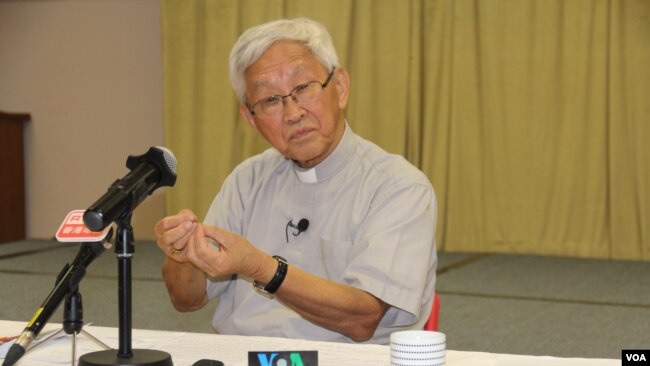 香港荣机主教陈日君2018年9月26日接受媒体采访时回答问题 (美国之音记者申华 拍摄)