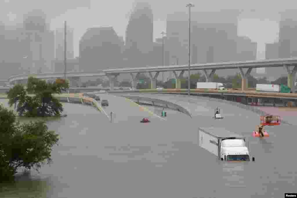 허리케인 &#39;하비&#39;로 큰 비가 내린 미국 텍사스주 휴스턴 도심 45번 고속도로 일대가 지난 27일(현지시간) 물에 잠겨있다.