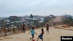 Yaran Rohingya na buga kwallo a Cox's Bazar, Bangladesh.