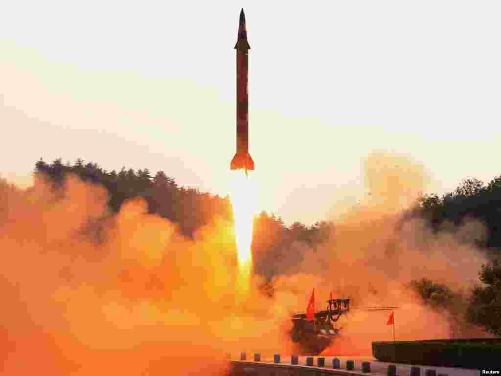 북한이 정밀 조종유도체계를 도입한 신형 탄도미사일 시험발사에 성공했다고, 관영 조선중앙통신이 30일 보도했다. 이동식 발사대에서 발사된 미사일이 붉은 화염을 뿜으며 솟아오르고 있다.