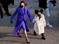 U.S. Vice President Kamala Harris walks with her great-niece Amara Ajagu to the White House during the Inauguration Day parade for U.S. President Joe Biden, in Washington, U.S., January 20, 2021. (REUTERS/Andrew Kelly)