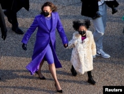 U.S. Vice President Kamala Harris walks with her great-niece Amara Ajagu to the White House during the Inauguration Day parade for U.S. President Joe Biden, in Washington, U.S., January 20, 2021. (REUTERS/Andrew Kelly)