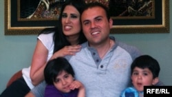 عکس آرشیوی از سعید عابدینی، کشیش آمریکایی ایرانی‌تباری که در ایران زندانی است، به همراه همسر و فرزندانش
