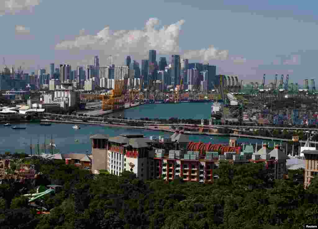 미북 정상회담이 열리는 센토사섬 너머로 싱가포르 중심가의 고층빌딩들이 보인다.. 싱가포르 정부는 센토사섬과 인근 해역도 정상회담 기간인 10일부터 14일까지 &#39;특별행사구역&#39;으로 지정한다고 밝혔다.