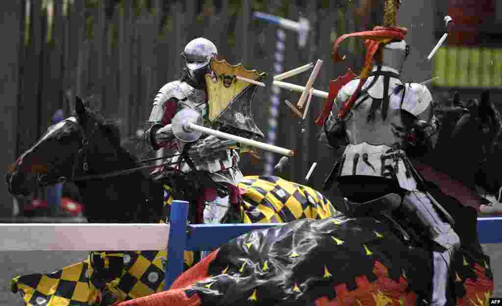 England&#39;s Andrew Deane (L) jousts with Australia&#39;s Phil Leitch (R) during the inaugural &quot;Ashes&quot; jousting tournament between Australia and England at the Kryal Castle in Leigh Creek, some 100 kms west of Melbourne, Australia.