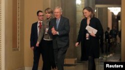 미국 상원 공화당 원내대표 미치 매코넬이 31일 트럼프 탄핵심판이 열린 의회 상원 회의장을 빠져나오고 있다.
