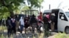 Migrantes venezolanos que buscan asilo son detenidos por la Policía Estatal de Coahuila y oficiales de inmigración mientras intentan llegar al río Grande para cruzar a EEUU, en Piedras Negras, México, el 26 de julio de 2022. REUTERS/Go Nakamura