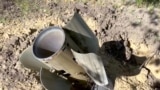 Fragmentos de un cohete cerca de la Planta Nuclear Zaporiyia, bajo control militar ruso en el sudeste de Ucrania. Foto entregada por el Servicio de Prensa del Ministerio de Defensa de Rusia el 7 de agosto de 2022. (Servicio de Prensa del Ministerio de Defensa de Rusia via AP)