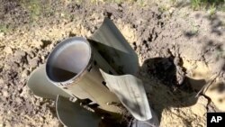 Bagian dari sebuah roket ditemukan di dekat PLTN Zaporizhia, Ukraina, pada 7 Agustus 2022. (Foto: Russian Defense Ministry Press Service via AP)