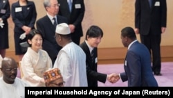 Le prince héritier Akishino et la princesse héritière Kiko du Japon saluent les dirigeants africains à la Conférence internationale de Tokyo sur le développement de l'Afrique (TICAD) au Palais impérial de Tokyo, le 30 août 2019.