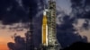 Arhiva- NASA-ina raketa za Mesec, nove generacije, Spejs lanč sistem, u Svemirskom centru Kenedi u Kejp Kanaveralu, Florida, 27. juna 2022.