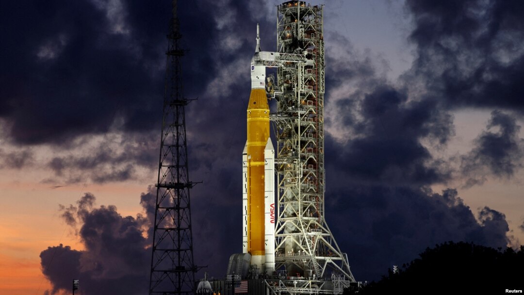 Arhiva- NASA-ina raketa za Mesec, nove generacije, Spejs lanč sistem, u Svemirskom centru Kenedi u Kejp Kanaveralu, Florida, 27. juna 2022.