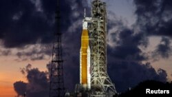 Arhiva- NASA-ina raketa za Mesec, nove generacije, Spejs lanč sistem, u Svemirskom centru Kenedi u Kejp Kanaveralu, Florida, 27. juna 2022.