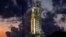 Arhiva- NASA-ina raketa za Mesec, nove generacije, Spejs lanč sistem, u Svemirskom centru Kenedi u Kejp Kanaveralu, Florida, 27. juna 2022.