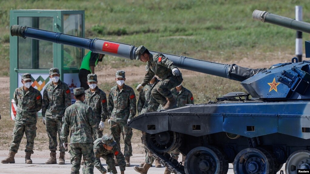 Binh sĩ Trung Quốc lái xe tăng Type 96A tham gia cuộc thi xe tăng tại Đại hội thể thao quân đội quốc tế 2022 ở Arabino, ngoại ô Moscow. (Ngày 16 tháng 8 năm 2022)