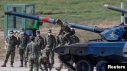 中国军人驾驶96A型坦克参加莫斯科郊外阿拉比诺举行的 2022年国际陆军运动会坦克竞赛。（2022年8月16日）