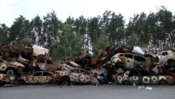 画家用画笔装点乌克兰 美化废车残墙是否恰当？ 