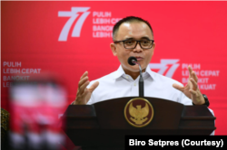 Kepala LKPP Azwar Anas mengatakan pembekuan ribuan produk impor dalam E-catalog pemerintah adalah untuk mengembangkan produk lokal. (Foto: Biro Setpres)