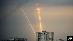 راکت‌های روسیه در آسمان خارکیه، اوکراین. ۱۵ اوت ٢٠٢٢