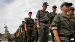 Архівне фото, липень 2022 року. Російські військові у Волгограді, Росія. (AP Photo/Alexandr Kulikov)