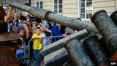 ΑΡΧΕΙΟ - Οι περαστικοί κοιτάζουν τον ρωσικό στρατιωτικό εξοπλισμό που καταστράφηκε σε μάχες με τον ουκρανικό στρατό, που παρουσιάστηκε ως μέρος μιας υπαίθριας έκθεσης στην κεντρική πλατεία του Lviv, Ουκρανία, 11 Αυγούστου 2022.