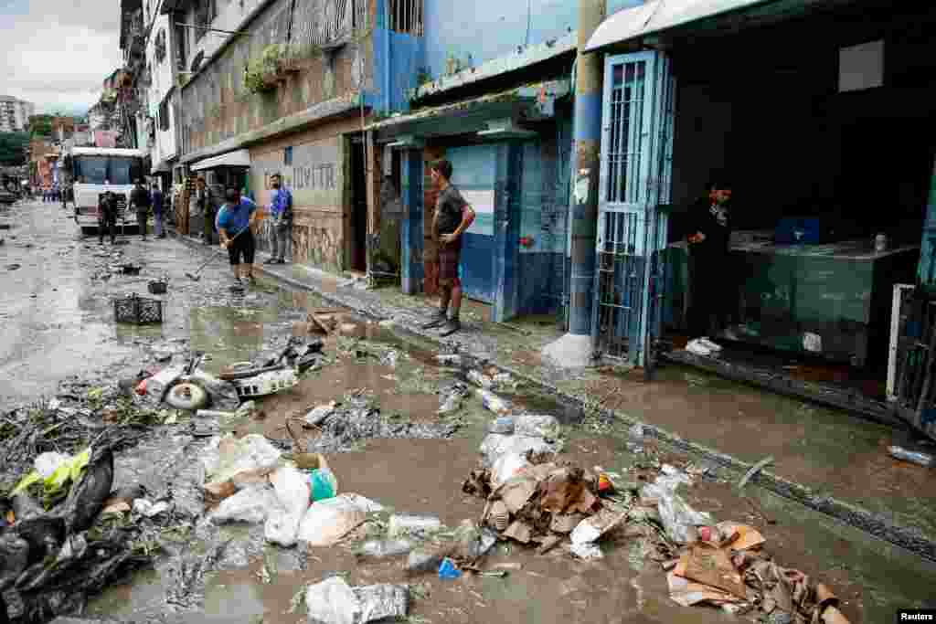 Las calles quedaron cubiertas de lodo, por lo que habitantes de la zona intentan removerlo, así como quitarlo de sus pertenencias.