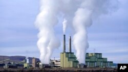 美國科羅拉多州一座火力發電廠升起的白煙。（2021年11月18日）