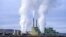 资料照片：美国科罗拉多州一座火力发电厂升起的白烟。（2021年11月18日）
