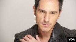 Actor mexicano nacido en Estados Unidos, Mauricio Ochmann habla sobre su vida, carrera y espectáculo que iniciará en gira por EEUU. (Foto VOA / Cortesía)