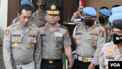 Tersangka pembunuhan Brigadir J, Ferdi Sambo (tengah) ketika keluar dari ruang untuk Sidang Kode Etik yang berlangsung lebih dari 17 jam. (VOA/Indra Yoga)