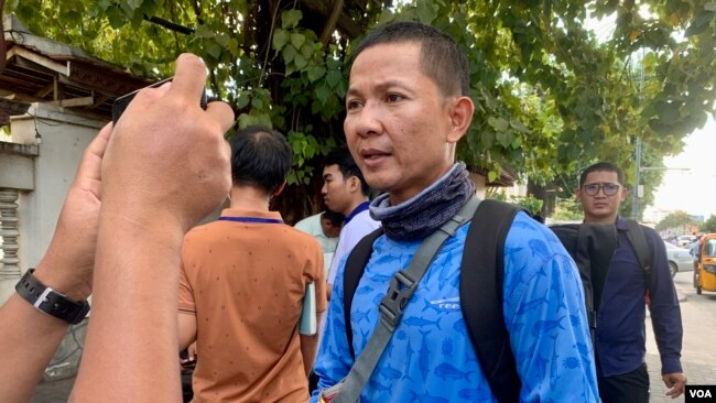 លោក ហ៊ុន វណ្ណៈ សមាជិកខ្មែរថាវរៈ ផ្តល់បទសម្ភាសន៍ដល់អ្នកសារព័ត៌មាននៅខាងមុខសាលាឧទ្ធរណ៍ ក្នុងរាជធានីភ្នំពេញ កាលពីថ្ងៃទី២២ ខែសីហា ឆ្នាំ២០២២។ (លាស់ លីបលីប/វីអូអេ)