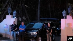 Agentes del Servicio Secreto armados vigilan frente a la entrada de la propiedad Mar-a-Lago del expresidente Donald Trump, el 8 de agosto de 2022, en Palm Beach, Florida, EEUU.