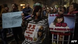 Aksi unjuk rasa menentang Wakil Presiden Argentina Cristina Fernandez de Kirchner di luar apartemennya di Buenos Aires, 22 Agustus 2022. (Juan MABROMATA / AFP)